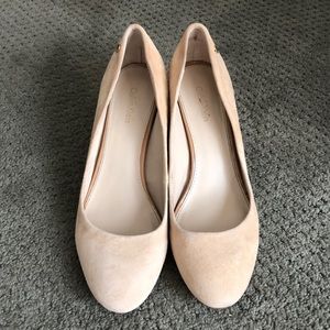 Suede beige pumps